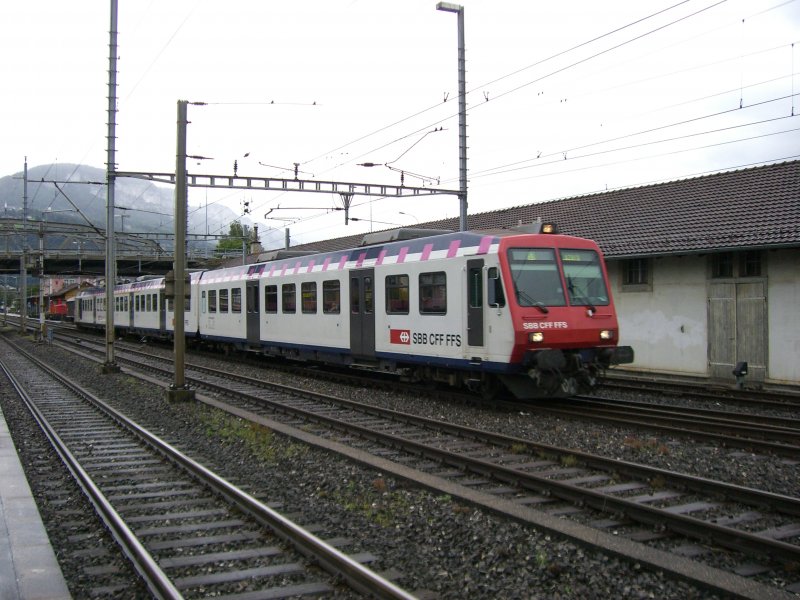 Ein SBB-Triebzug als S3 nach Luzern bei der Ausfahrt aus Brunnen. (16.08.2007)