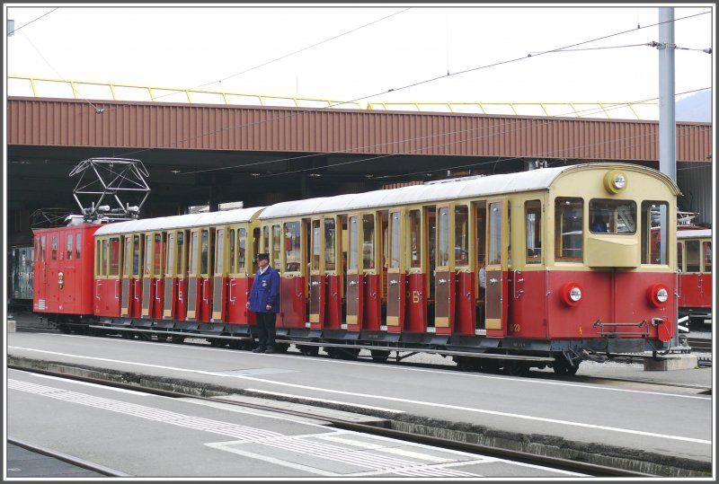 Ein Schaffner in einer Art historischem berkleid erwartet in Wilderswil Fahrgste zur Schynigen Platte. (12.10.2007)