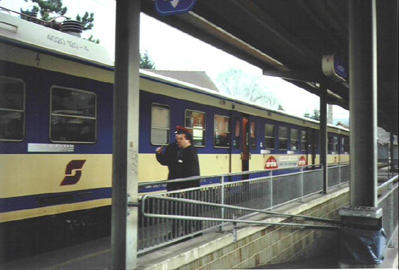 Ein Schaffner und ein Fahrdienstleiter unterhalten sich kurz �ber irgendein Vorkommniss im Zug der BR 4020 vor der Ankuft in Dornbirn am 31.12.02