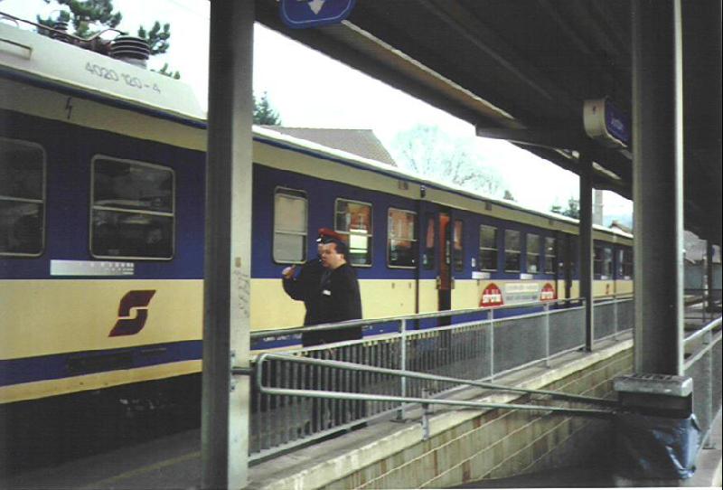 Ein Schaffner und ein Fahrdienstleiter unterhalten sich kurz ber irgendein Vorkommniss im Zug der BR 4020 vor der Ankuft in Dornbirn am 31.12.02