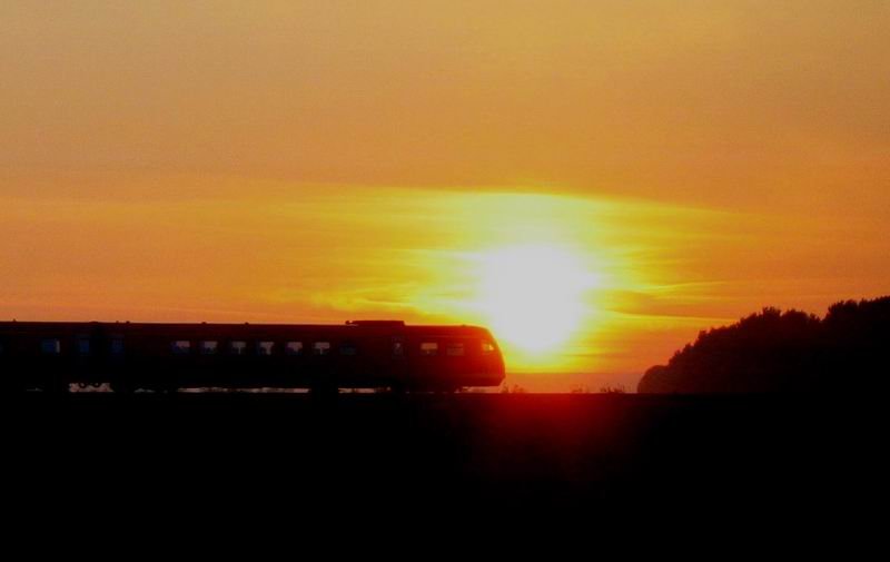 ein Schappschu auf der Heimfahrt vom Bekannten ber die B247 zwischen Bad Langensalza um Mhlhausen... schau den schnen Sonnenuntergang ... halt, da kommt doch gleich der RE, schnell links ran und Kamera raus... eingestellt, 5s spter rauscht er auch schon vorbei. 