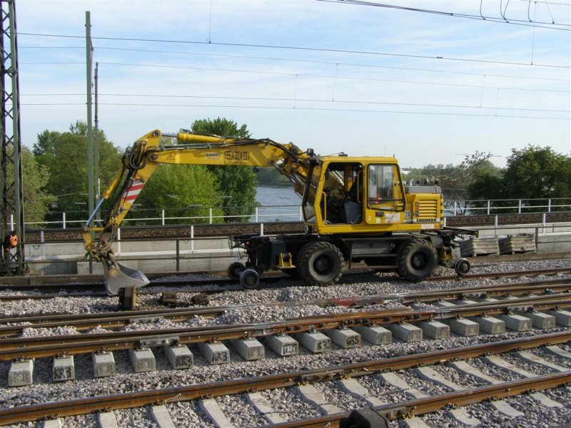 Ein Schienenbagger auf Badischerseite vor der Konrad-Adenauer-Brcke.