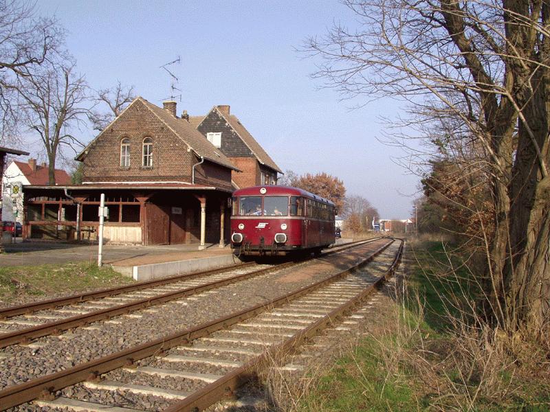 Ein Schienenbus der Anhaltischen Bahn Gesellschaft, welche die Dessau-Wrlitzer Eisenbahn betreibt, wartet in Wrlitz auf die Rckfahrt nach Dessau. Aufgenommen am 17.3.2002.