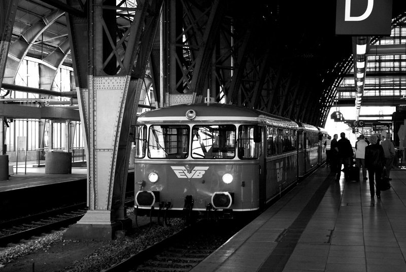 Ein  Schienenbus-Dreierpack  der EVB steht am 21.09.2008 in Bremen Hbf zur Abfahrt nach Stade bereit.  