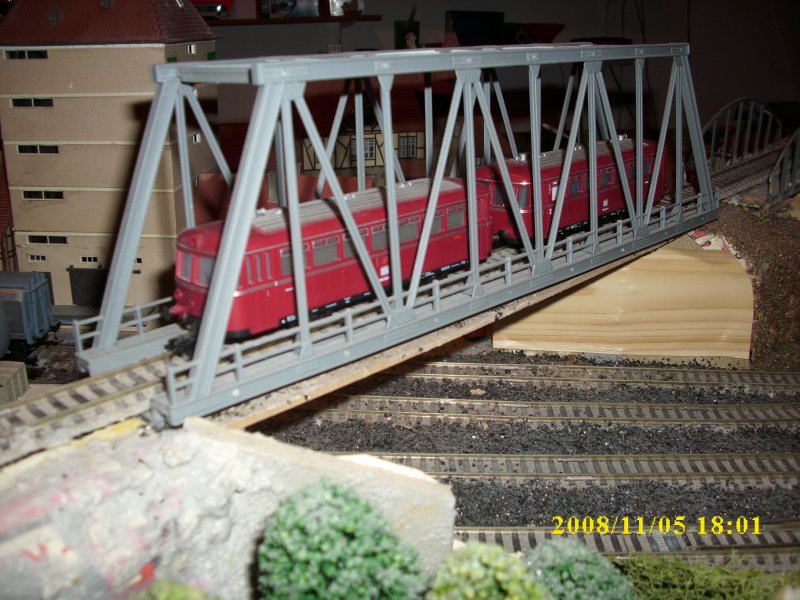 Ein Schienenbus berquert auf der Fahrt vom Bergbahnhof zum Talbahnhof ber eine Brcke die viergleisigen Zufahrsgleise zum Industriegebiet auf meiner Anlage.