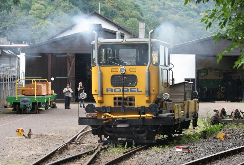 Ein Schmalspur-Mehrzweckgert vom Hersteller Robel rangiert in Brohl am 11.08.2009