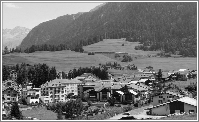 Ein Schnellzug aus St.Moritz fhrt talwrts oberhalb Bergn. (Archiv 08/82)