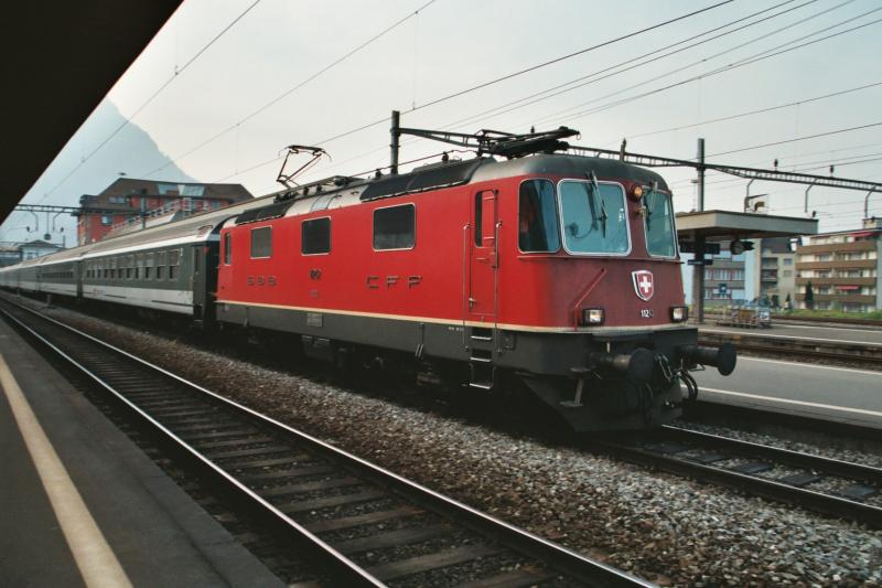 Ein Schnellzug, der gerade von Luzern kommt, steht in Arth-Goldau bereit fr die abfahrt.
