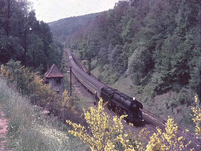 Ein sch�ner Fotopukt an der strecke 503 war der Einschnitt vor dem H�nebacher Tunnel hier im Fr�hling 1970 