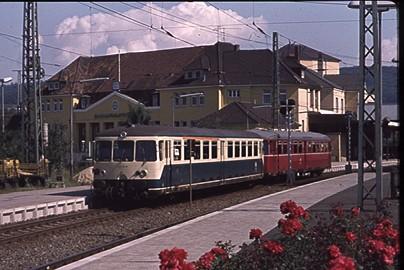 Ein sch�ner Sonnen Tag 1984 verf�hrte mich dazu hier abzudr�cken im Bahnhof Hameln/Weser