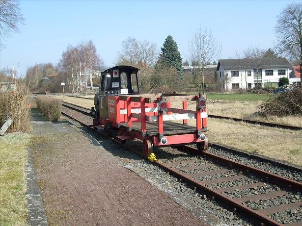 Ein schner Zug!!!Er steht im ehemaligen Bahnhof Eissen.Die Eigentmerin sagte mir,dass es Marke Eigenbau sei.