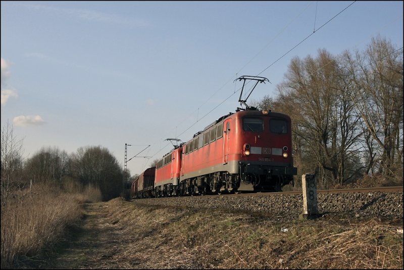 Ein schnes Doppel: 140 854 und 140 849 bringen gemeinsam den 52289, von Hagen-Vorhalle nach Kreuztal Gbf. Hier aufgenommen bei Hohenlimburg. (19.03.2009) 

