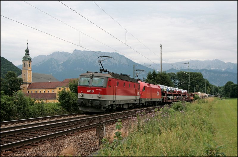 Ein schnes Prchen: Die Innsbrucker 1144 236 (9181 1144 236-7) und die 1016 029 bringen einen Gterzug Richtung Mnchen. (04.07.2008)
