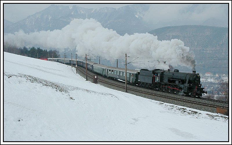 Ein schnes Panorama am Semmering hat man auf der  Apfelwiese . Leider war es am 26.2.2006 sehr bewlkt und trb. Im Normalfall hat man hier einen schnen Ausblick auf die Rax. 33.132 auf der Semmering-Nordrampe mit ihrem DSDZ 16107.