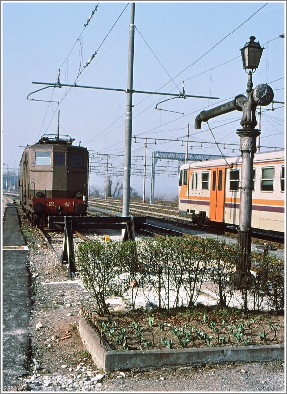 Ein schnes Relikt aus der Dampfzeit steht neben der auch bereits betagten E-Lok E636 157 im Bahnhof Cuneo. (Archiv (03/90)