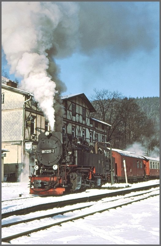 Ein schnes Schauspiel, wenn die 99 7233-2 in Eisfelder Talmhle Dampf ablsst. (Archiv 12/1990)