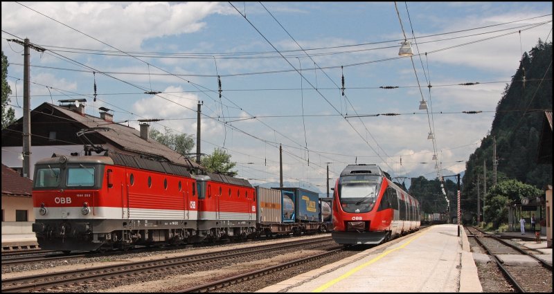 Ein schnes Tandem: 1144 253 (9181 1144 253-2) und eine Schwesterlok bringen einen Kombizug zum Brenner. Aufgrund von Betriebsstrungen zwischen Kundl und Brixlegg konnte am Mittag des 05.07.2008 nur ein Gleis befahren werden. (05.07.2008)
