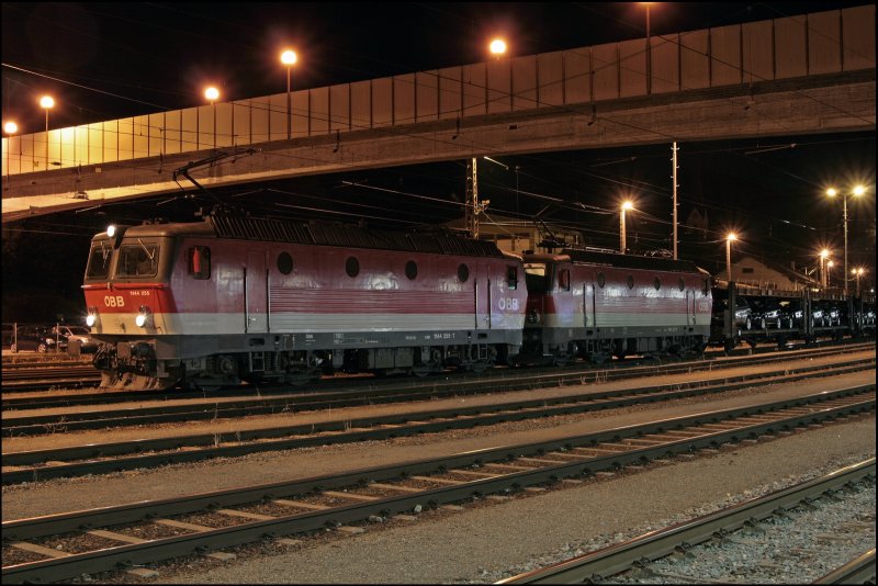 Ein sch�nes (Tiroler)-Tandem: 1144 255 (9181 1144 255-7) und 1144 226 (9181 1144 226-7) haben sehr teure Fracht in Form von BMW X5 und X6er am Haken. (10.07.2008)

