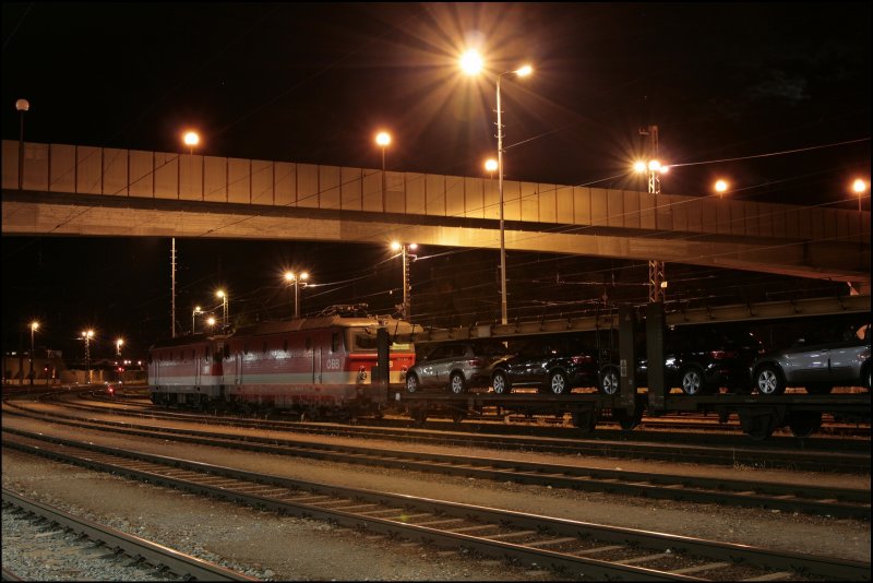 Ein sch�nes (Tiroler)-Tandem: 1144 255 (9181 1144 255-7) und 1144 226 (9181 1144 226-7) haben sehr teure Fracht in Form von BMW X5 und X6er am Haken. (10.07.2008)

