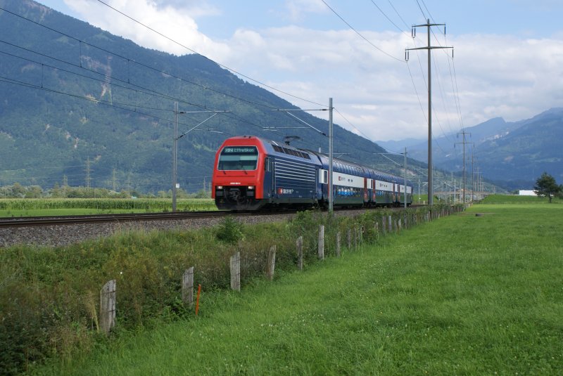 Ein schon komplett im neuen Anstrich (Lok blaue Gepcktre, Wagen rote Tren) verkehrender DPZ mit der Re 450 101-1 fhrt am 28.7.09 von Bilten Richtung Reichenburg.