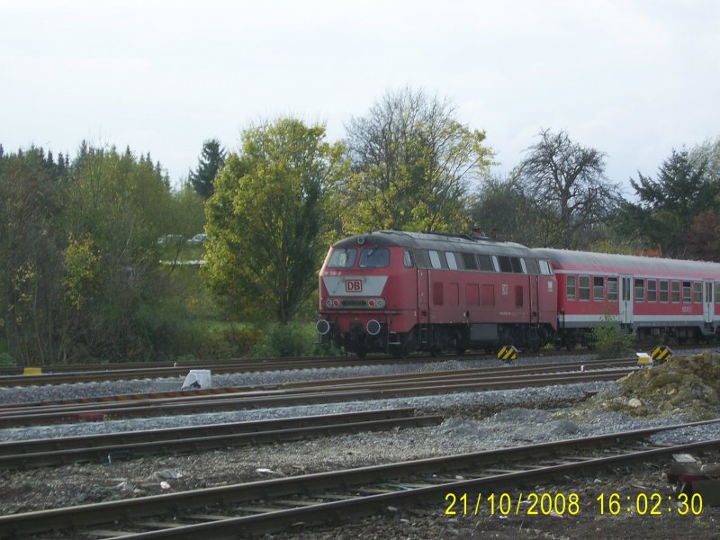 Ein schon seit Februar 2009 historisches Bild: Die letzte orientrote 218, die 218 156-8 schiebt am 21.10.2008 RB 13966 durch den ehemaligen G�terbahnhof von Kirchheim in Richtung Wendlingen. Nach ihrer Z-Stellung am 12.2.2009 steht sich die Gute nun im Ulmer Gbf die Radreifen platt. Neben ihr stehen weitere z-gestellte 218.1 und 218.2. 