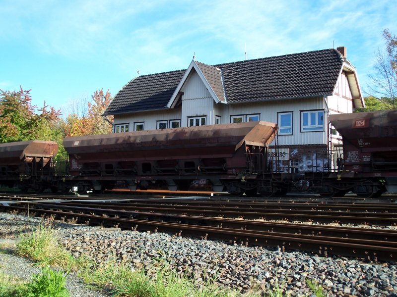 ein Schotterwagen der DB ist in einem GZ eingegliedert (Bad Harzburg) (18.10.2007)