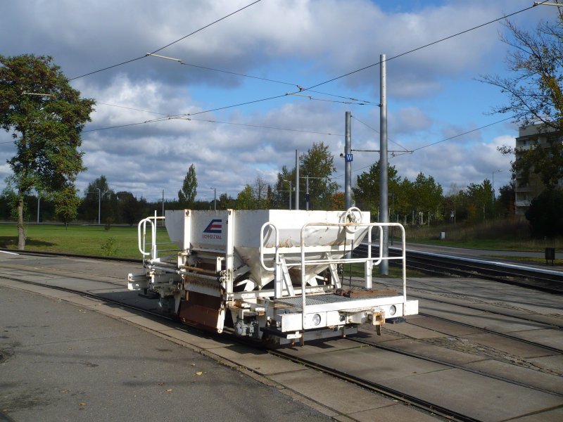 Ein Schotterwagen der Firma  Eichholz-Rail  steht auf der Schleife Leipzig-Miltitz. Im Zuge der Bauarbeiten (Baumanahme  Schnauer Ring  10.10.-18.10.09) werden auch andere kleine Ausbesserung auf der gesamten Strecke nach Grnau durchgefhrt.
14.10.09