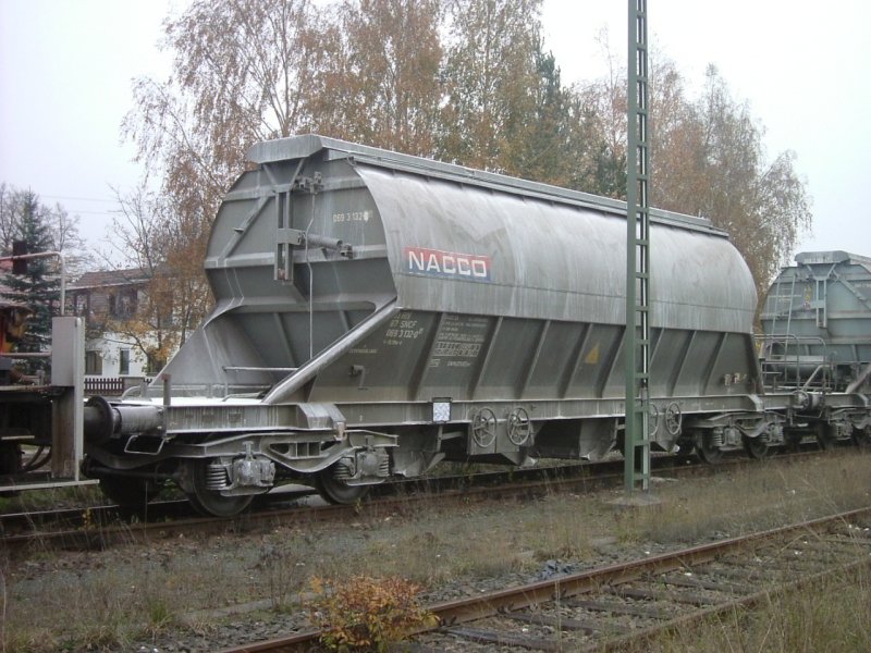 Ein Schttgutwagen der NACCO vermietet an die Firma AKW-Kick in Hirschau. Der Wagen pendelte zwischen Hirschau und der SCA Laakirchen in sterreich. Wg-Nr. 33 87 0693 132-0. Mittlerweile wurde der Wagen durch einen modernen Taoos ersetzt. (31.10.2005)