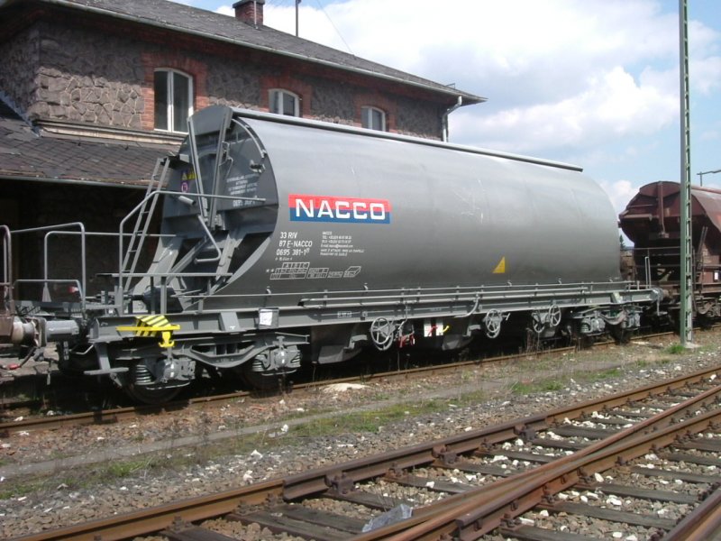 Ein Schttgutwagen der NACCO vermietet an die Firma AKW-Kick GmbH in Hirschau. Der Wagen pandel zwischen Hirschau (Strecke Amberg-Schnaittenbach) und SCA Laakirchen, sterreich. Wagennummer: 33 87 0695 381-1. (19.04.2006)