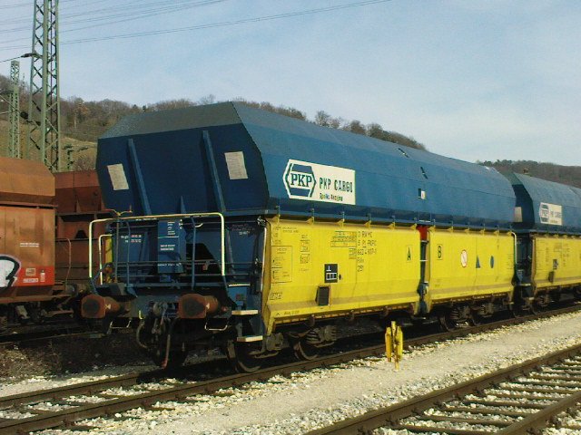 Ein Schttgutwagen der PKP steht im BF Plochingen auf einem Abstellgleis.