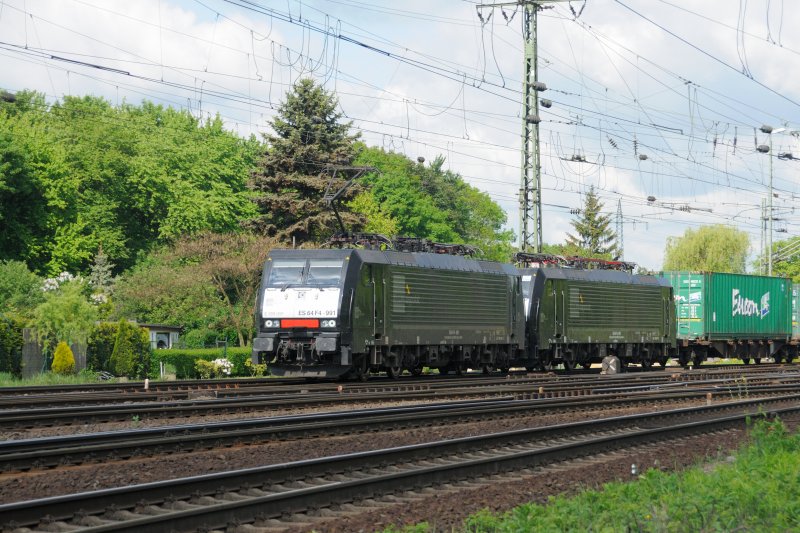 Ein schwarzes Prchen kam ber die Sdbrcke von Kln in Gremberg Gbf eingefahren. ES 64 F4 - 991 und - 997 zogen einen EUCON-KLV-Ganzzug hinter sich, aus den Niederlanden kommend, her. (4. Mai 2009).