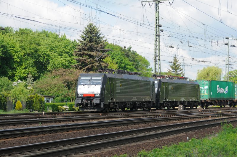 Ein schwarzes P�rchen kam �ber die S�dbr�cke von K�ln in Gremberg Gbf eingefahren. ES 64 F4 - 991 und - 997 zogen einen EUCON-KLV-Ganzzug hinter sich, aus den Niederlanden kommend, her. (4. Mai 2009).