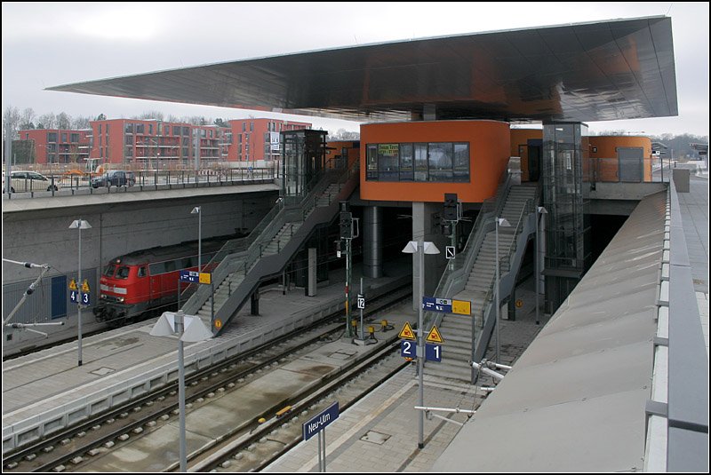 Ein schwebendes Dach -

... über dem westichen Zuggangsbereich am Bahnhof Neu-Ulm. 

15.03.2008 (M)