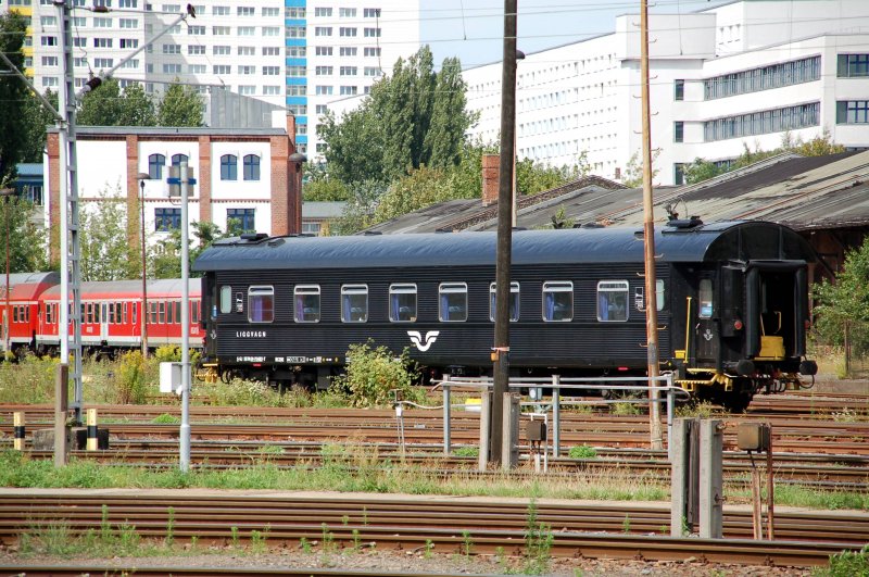 Ein schwedischer Schnellzugwagen stand am 29.07.09 im Bw Lichtenberg. Fotografiert vom Bahnhof aus.