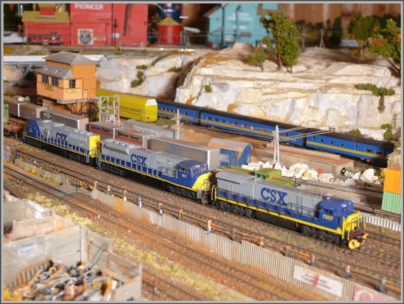 Ein schwerer Gterzug mit drei CSX Lokomotiven hlt in Mojave. (29.09.2009)