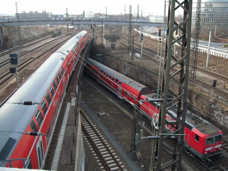 Ein Sechser im Lotto (fr mich jedenfalls): Eine Begegnung zweier Doppelstockzge und DANN noch einigermaen passabel im Bild festgehalten.
Fotografiert in der Ausfahrt des Dresdner Hbf's