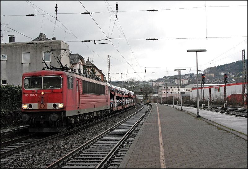 Ein Seddiner im Sauerland: 155 200 durchfhrt mit dem CSQ 60062  AUDI-EXPRESS  nach Emden, den Bahnhof Plettenberg. (03.04.2008)