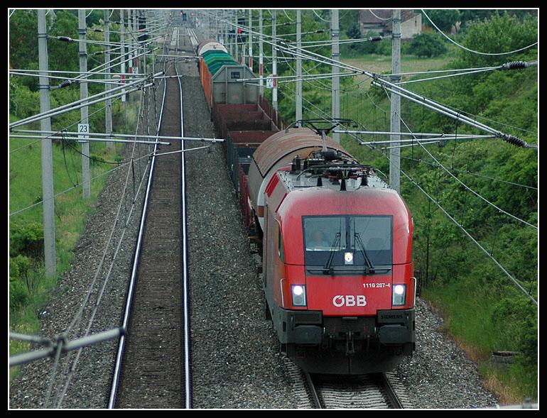 Ein sehr freundlicher TFZF war am Samstag den 20. Mai 2006 mit 1116 267 und einem Gterzug Richtung Wien unterwegs. Die Aufnahme entstand kurz nach Pfaffsttten. Nochmal ein Dankeschn an den TFZF.