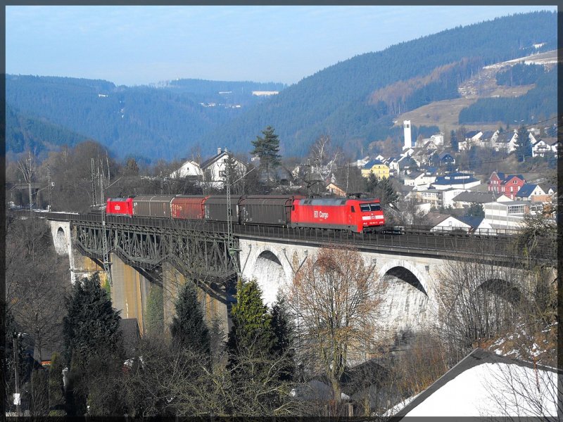 Ein sehr kurzer Gterzug auf dem Trogenbachviadukt in Ludwigsstadt mit der Br 185 und Br 152.