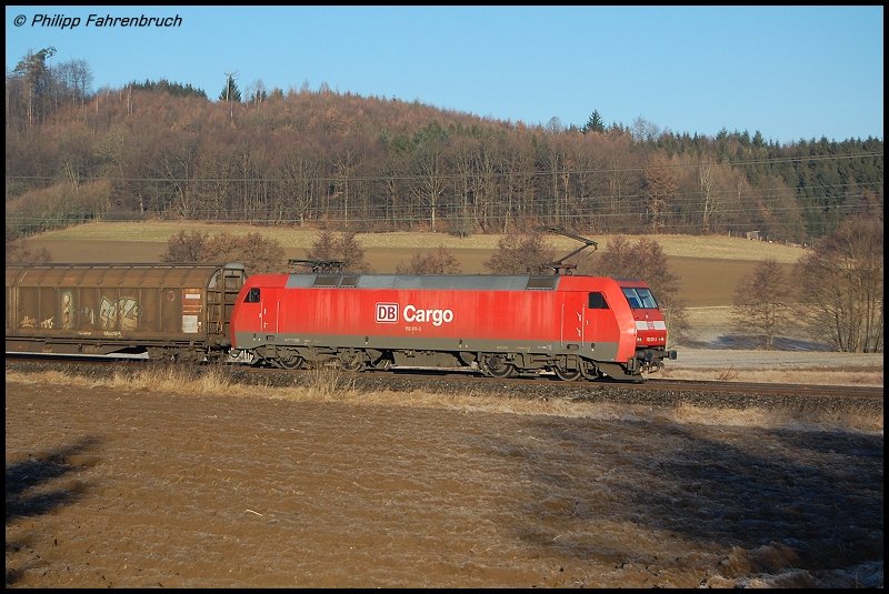 Ein Seitenschuss der mit FZT 56086 Stuttgart-Hafen - Aalen vorbeieilenden 152 011-3 bei Aalen-Essingen an der Remsbahn (KBS 786) aufgenommen.