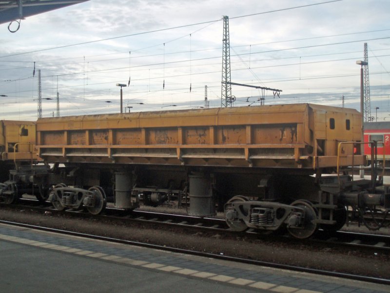 Ein Selbstentlader aus einem Zug von Selbstentladewagen im Bahnhof Cottbus am 11.01.08.