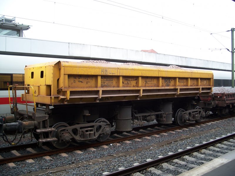 ein Selbstentladewagen steht in Hannover Hbf (25.8.2007)