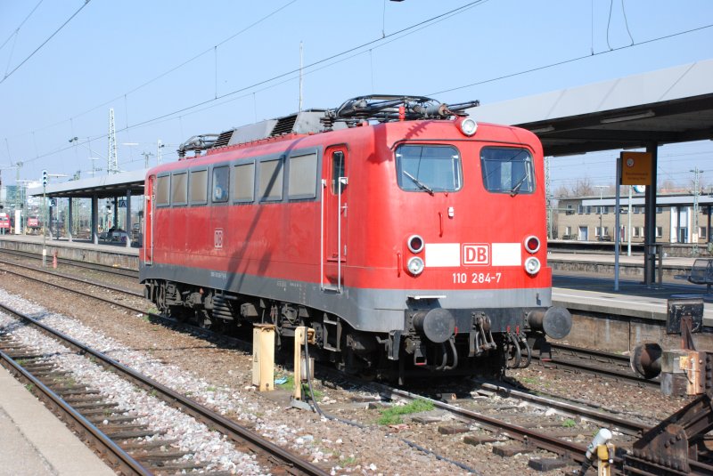 Ein selten gewordener Gast im Stuttgarter Hbf. 110 284-7 steht am 2.04.2009 auf Gleis 089 wunderschn in der Sonne.