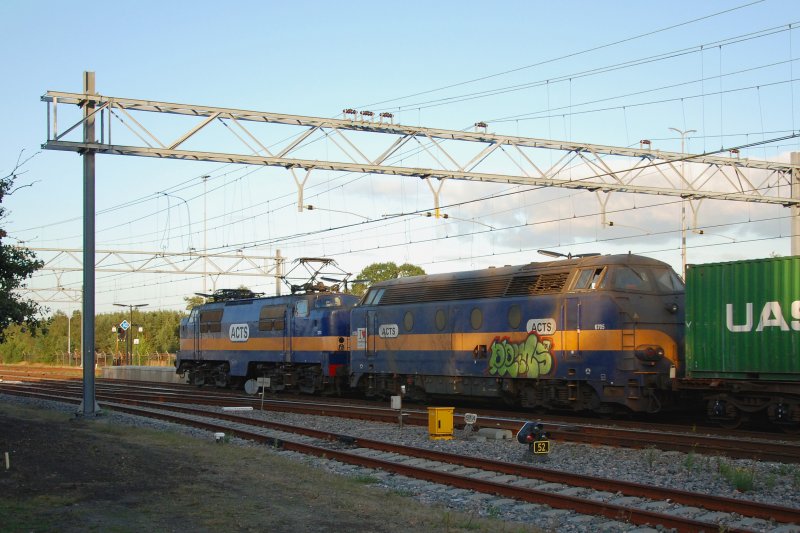 Ein seltene Doppel-Traktion; ein E-lok (1251) und Diesellok (6705) von ACTS ziehen ein containerzug durch Bahnhof 't Harde am 10/09/09