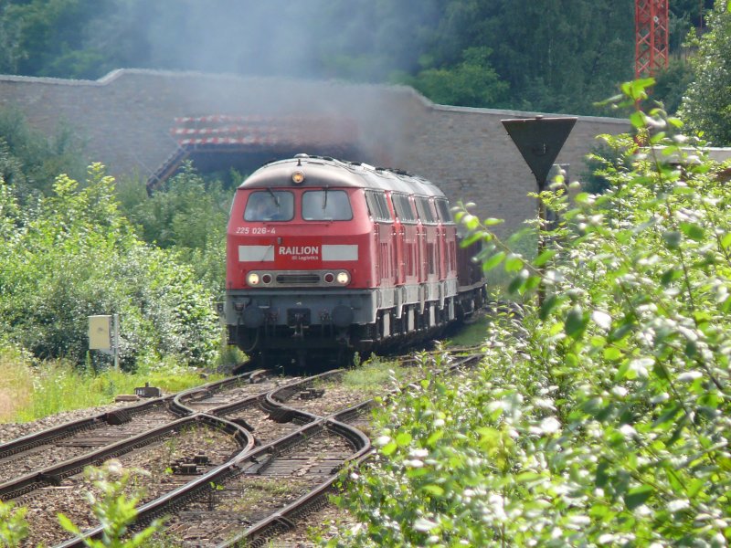 Ein seltener Anblick (1). Vier 225er (vorne 225 026-4, dann zwei weitere 225er und an vierter Stelle 225 023-1) ziehen einen GZ von Montzen kommend in Richtung Aachen-West. Aufgenommen am 12/07/2008 in Gemmenich/Botzelaer (Linie 24).