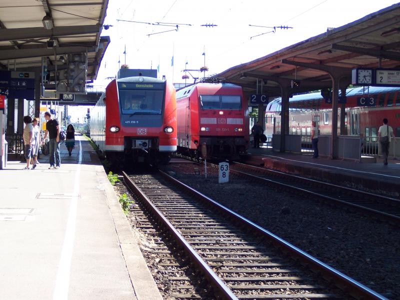 ein Seltener anblick 3 zge in Weinheim(Bergstr) links ein ET 425 in der mitte Br 101 mit IC rechts RB nach Heidelberg.es kam dazu weil der IC versptung hatte.am 18.6.2005 