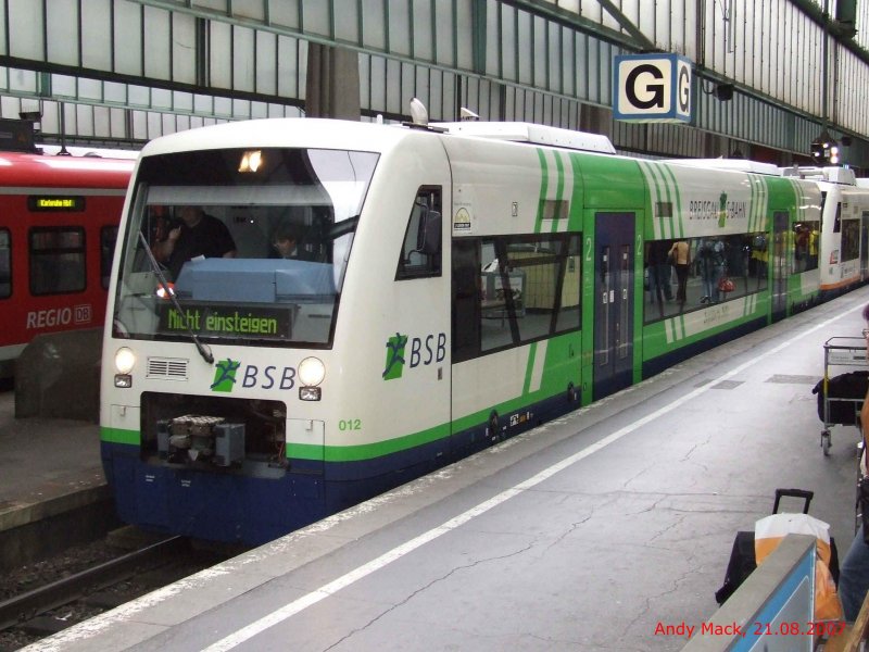 Ein seltener Anblick im Hauptbahnhof Stuttgart, wenn nicht sogar einmalig... ein BSB Triebwagen, gekoppelt mit einem OSB Triebwagen fr irgendeine Art Kinderausflug am 21.08.2007