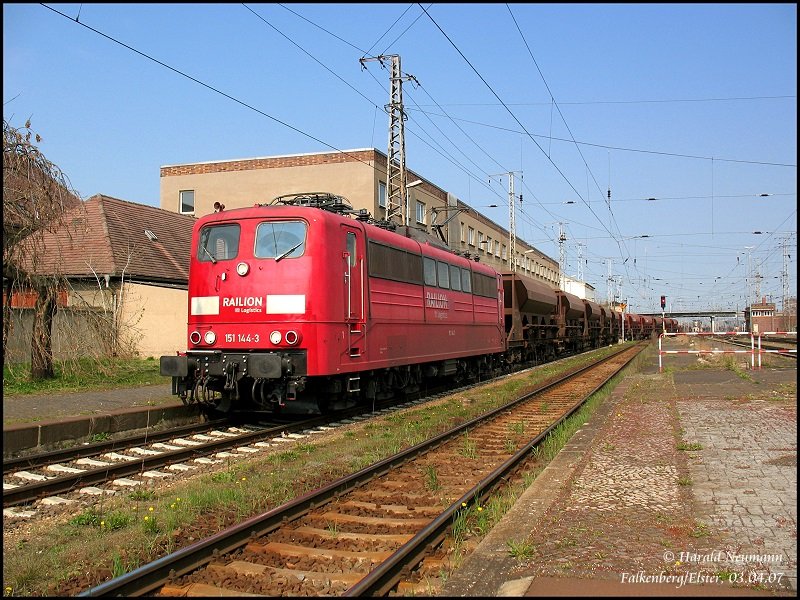 Ein seltener Anblick in meiner Heimat ist diese 151er, dazu noch in orientrot! Hier fhrt sie gerade einen leeren Kieszug von Falkenberg/Elster nach Neuburxdorf. Dort wird der Zug von einer 294er ins Mhlberger Kieswerk gebracht. Falkenberg/Elster, 03.04.07