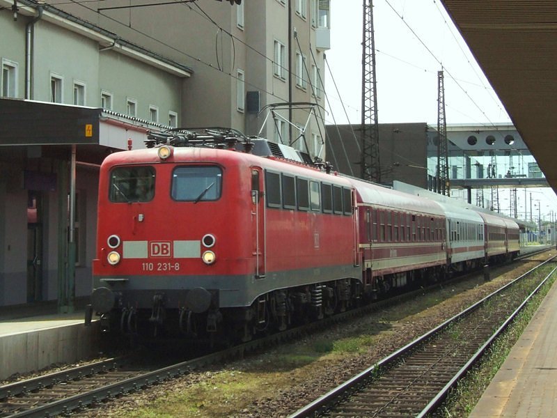 Ein seltener Besucher: 110 231 durchf�hrt den Hbf Wels mit einem Sonderzug von M�nchen nach Neusiedl am See (Burgenland). [15.06.08]