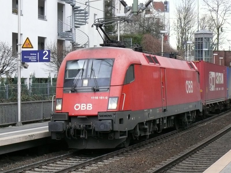 Ein seltener Gast in Aachen. BB-Taurus 116 161-9 mit einem langen Gterzug am Haken kurz vor Aachen-West, hier bei der Durchfahrt in Aachen-Schanz. Aufgenommen am 08/02/2009.